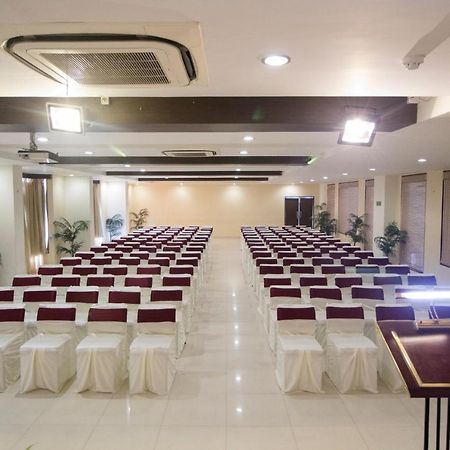 Отель Grand Sarovar Portico, Latur Экстерьер фото