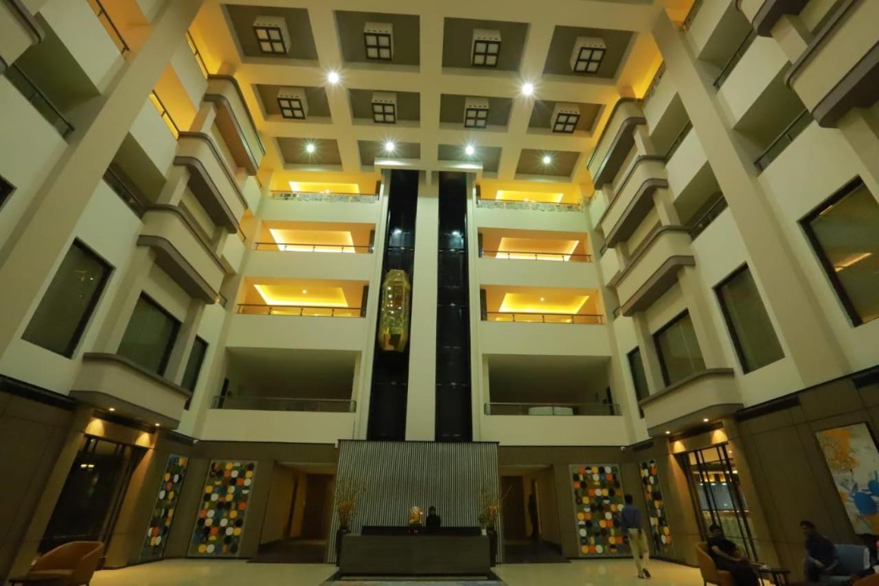 Отель Grand Sarovar Portico, Latur Экстерьер фото